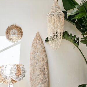 נברשת תאורה ארוכה מקונכיות בגוון לבן קרם טבעי