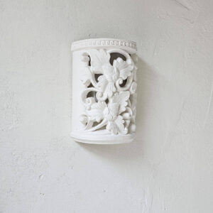 גוף תאורה לקיר עם פרחים לבנים